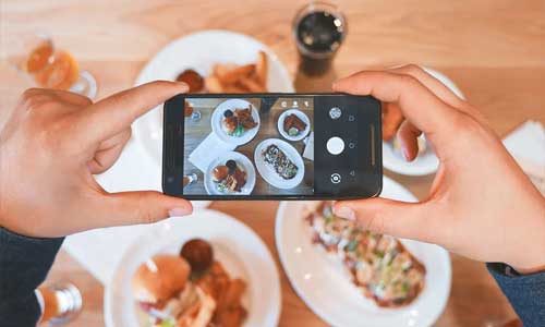 3-Reasons-to-Take-Your-Mobile-When-Going-to-An-Irish-Restaurant-taking-picture